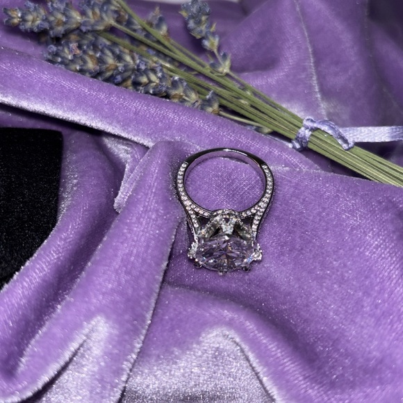 π βοΈ π Magical describes it! Travel Ring For A Queen π Glorious 6 carats. #EA42 - Picture 7 of 12